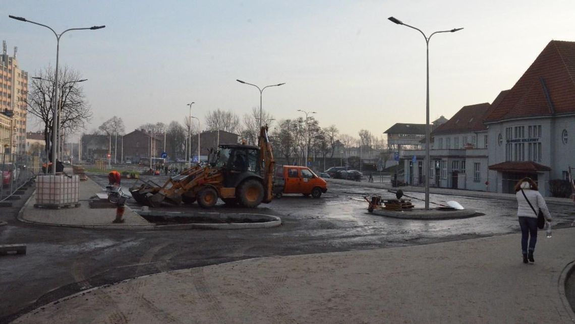 Budowlańcy kończą prace na parkingu przy dworcu PKP. Na asfalt poczekamy do wiosny