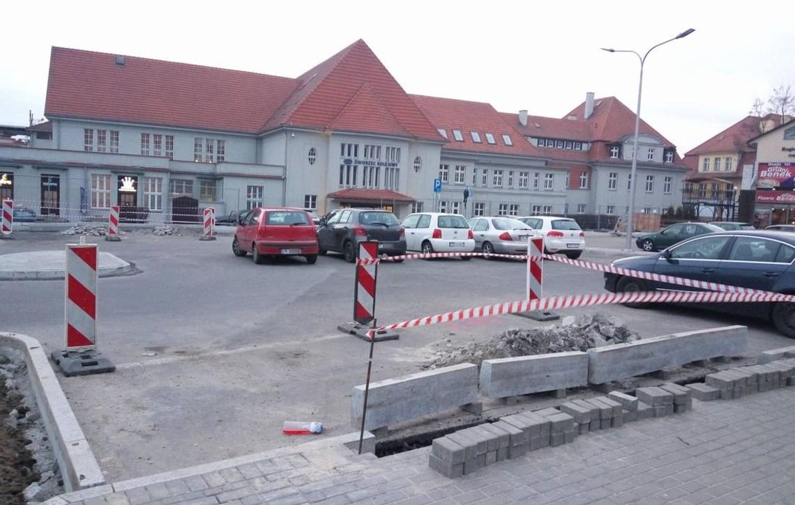 Budowlańcy wrócili na parking przy dworcu. Poprawiają niedoróbki z jesiennej przebudowy