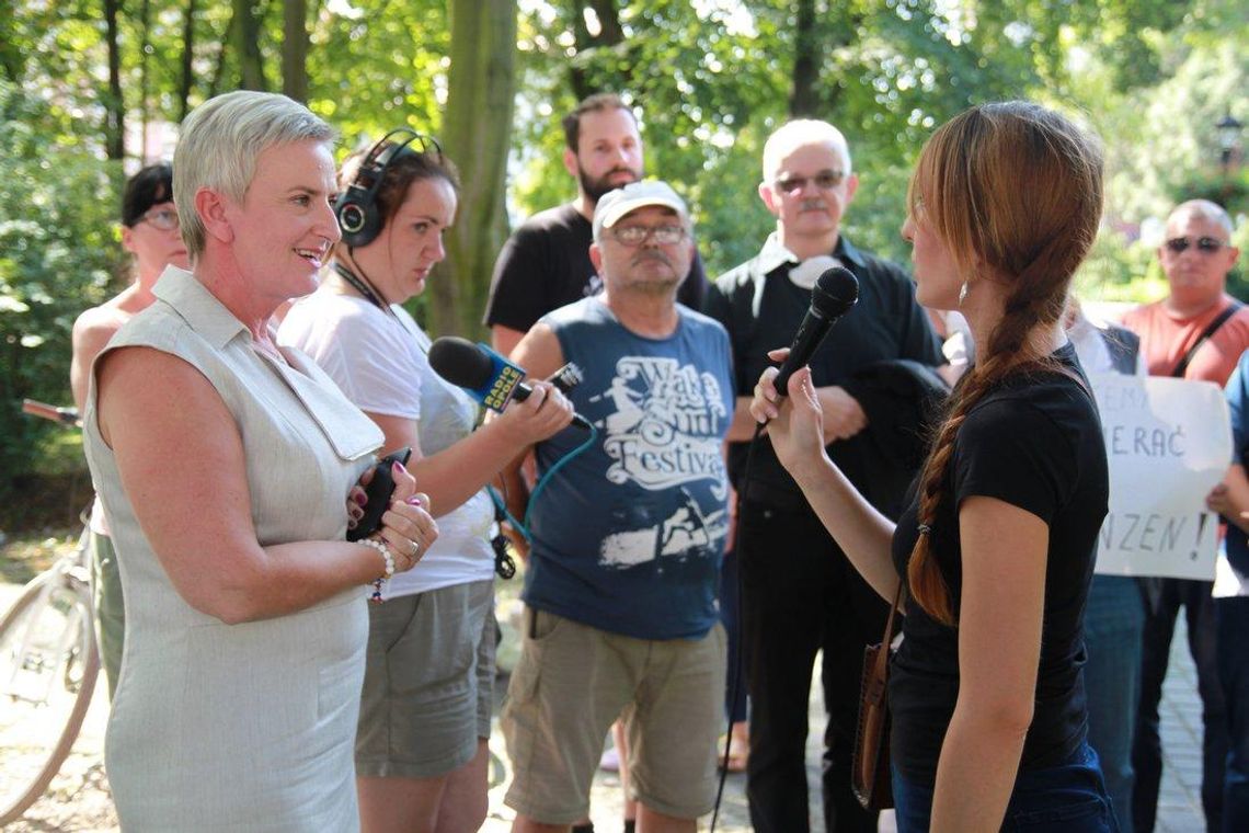 Burzliwy protest przed urzędem miasta. Mają dość trucia benzenem. ZDJĘCIA