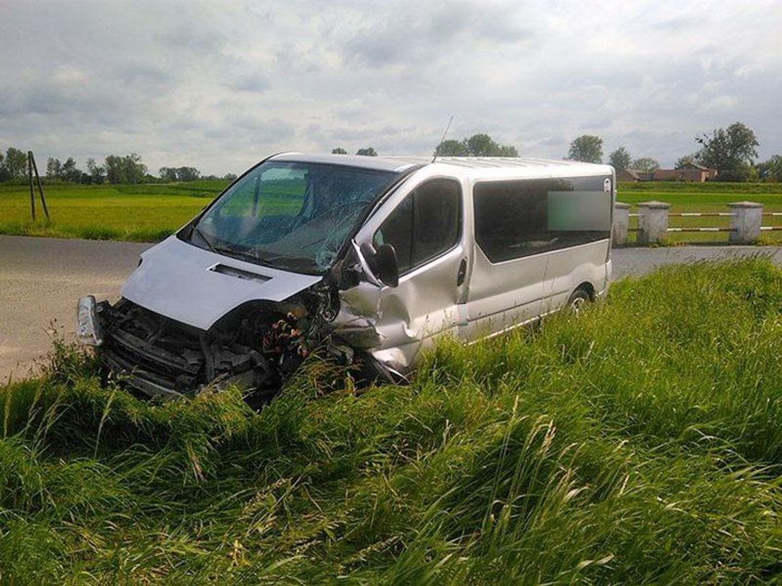 Bus rozbił się na betonowych przęsłach. Kierowca prawdopodobnie zasnął