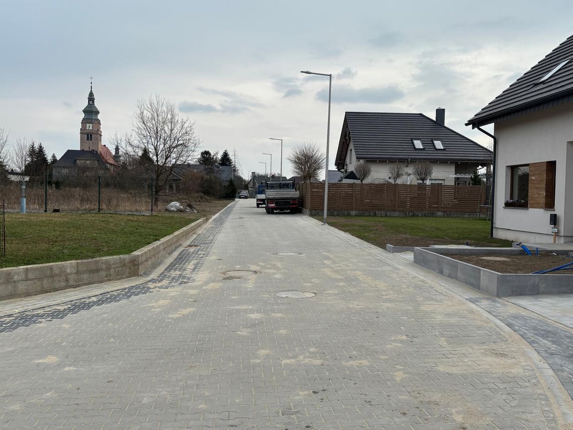 Była droga gruntowa, jest nawierzchnia z kostki brukowej. Koniec przebudowy ulicy Osiedlowej Była droga gruntowa, jest nawierzchnia z kostki brukowej. Koniec przebudowy ulicy Osiedlowej