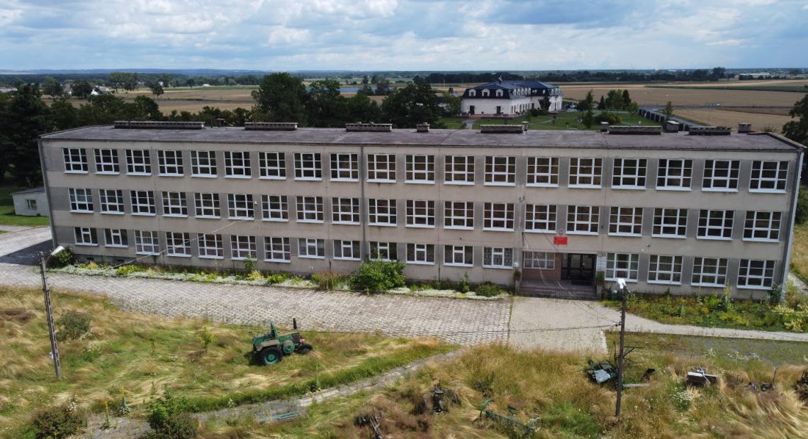 Była szkoła w Komornie wciąż bez nowego właściciela. Jest czwarty przetarg na zbycie nieruchomości