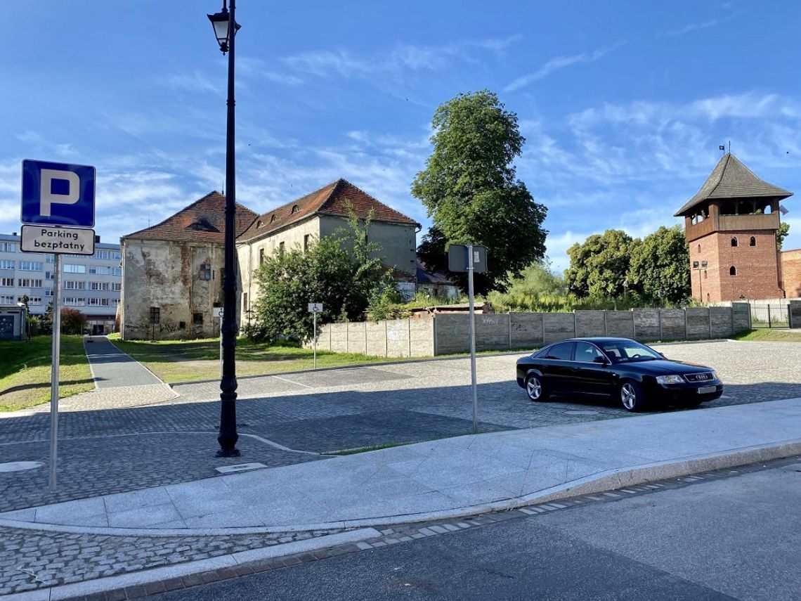 Było klepisko, są darmowe miejsca postojowe. Nowy parking przy muzeum oddany do użytku