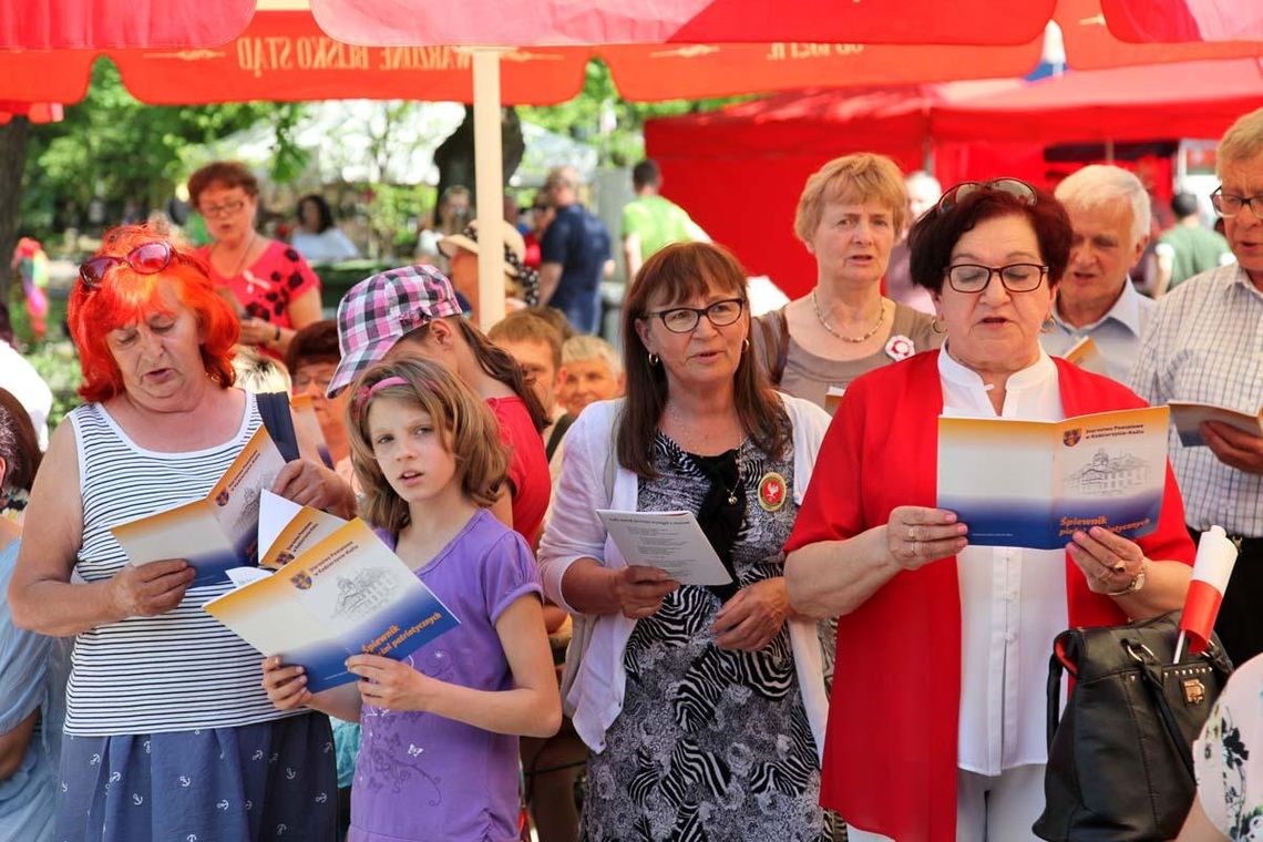 Cały park śpiewał patriotyczne piosenki. Narodowe Święto Trzeciego Maja