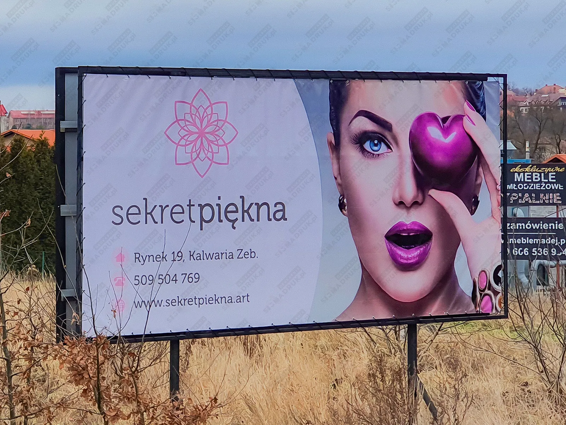 Cennik reklamy zewnętrznej 2026: ile kosztuje szyld, oklejenie witryny i reklama wielkoformatowa?