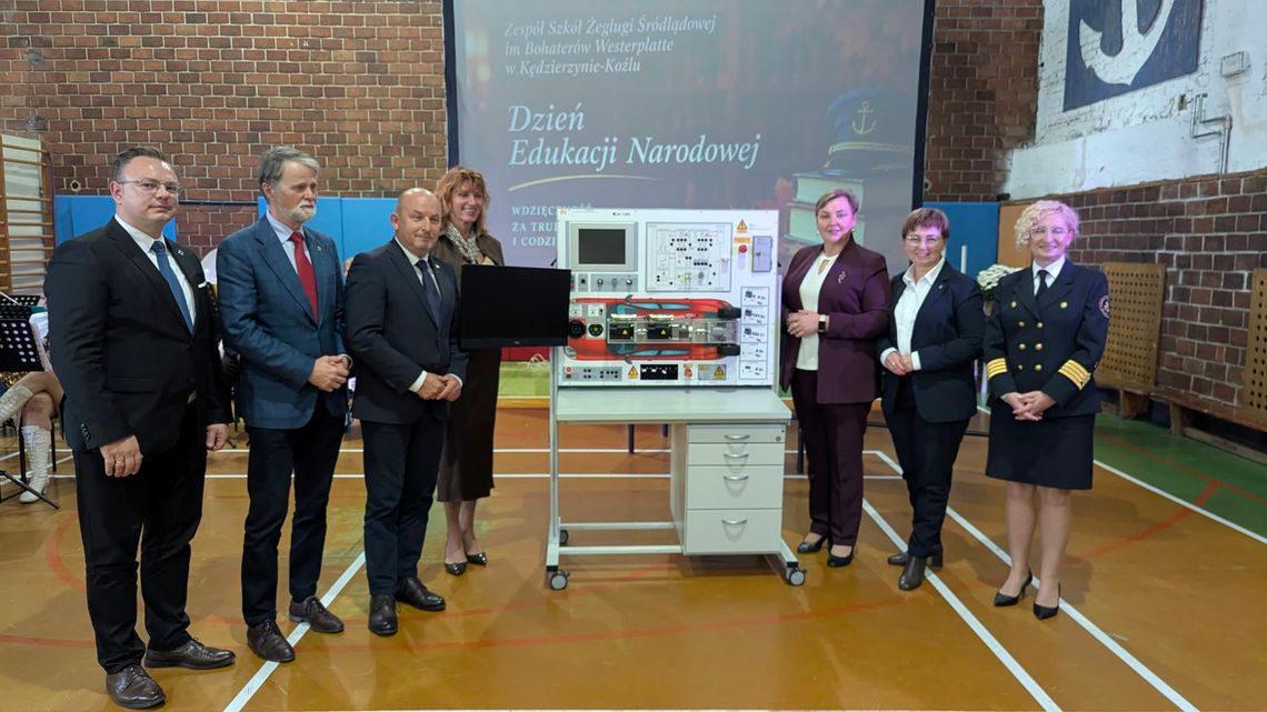 Cenny sprzęt trafił do Zespołu Szkół Żeglugi Śródlądowej. Symulator pomoże kształcić przyszłych specjalistów Cenny sprzęt trafił do Zespołu Szkół Żeglugi Śródlądowej. Symulator pomoże kształcić przyszłych specjalistów