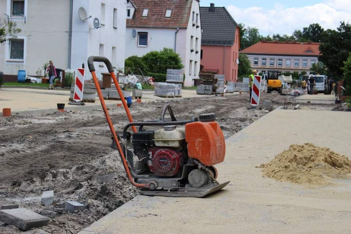 Chodniki już są, wkrótce asfalt. Postępują prace na ulicy Mościckiego w Azotach