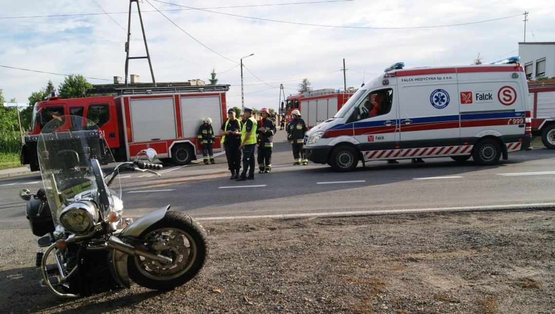 Chopper zderzył się z osobówką. Wypadek na drodze krajowej nr 45. ZDJĘCIA