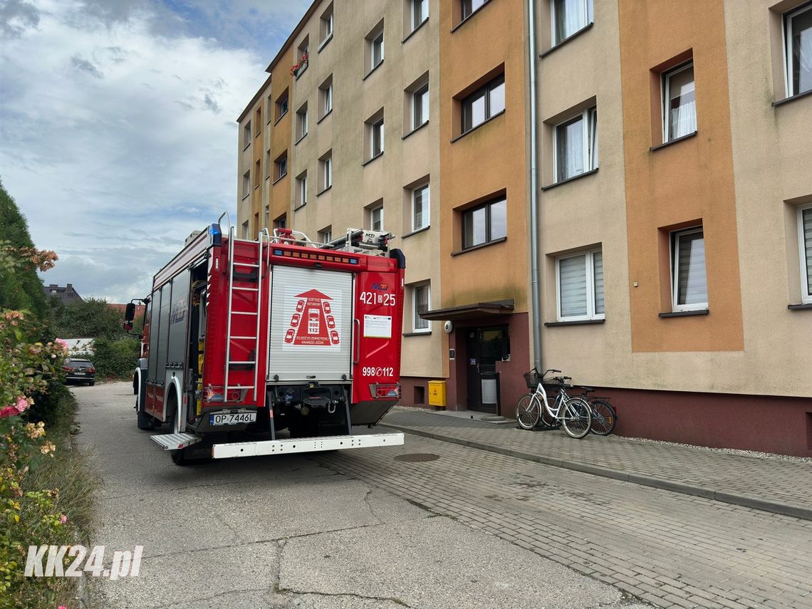 Chorująca na demencję seniorka pozostawiła potrawę na włączonej kuchence. Zareagowali sąsiedzi