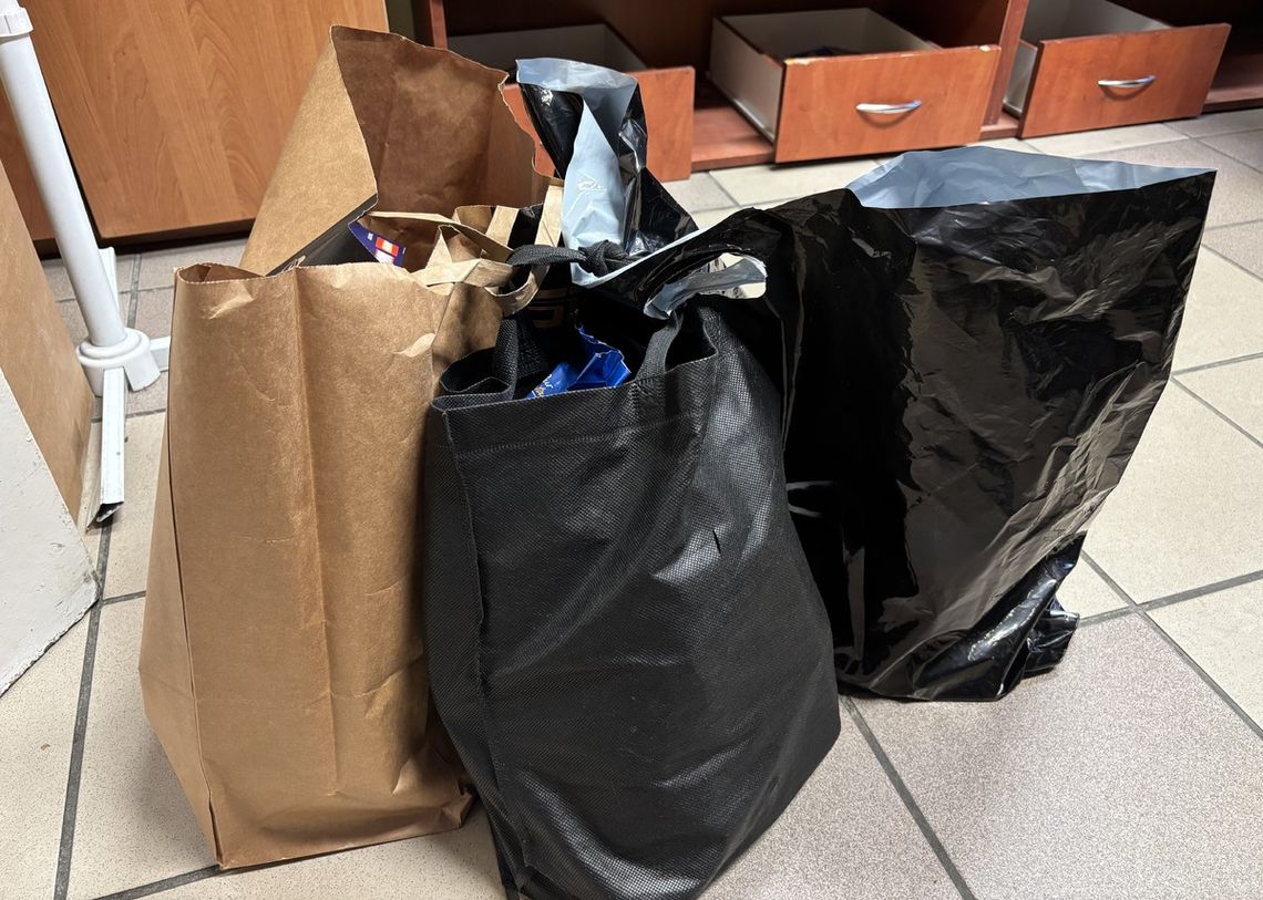 Chował łupy z kradzieży w szafkach depozytowych. Kryminalny po służbie rozpoznał złodzieja