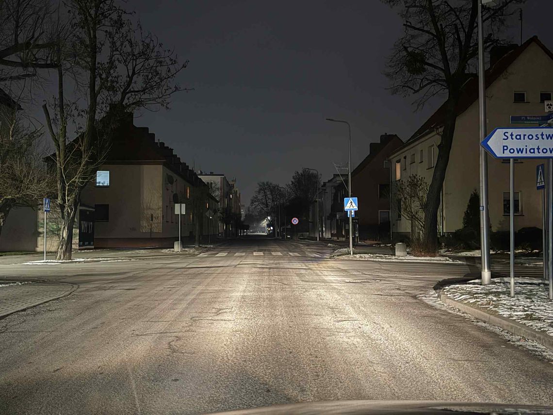 Ciemno na ulicy Damrota w Śródmieściu. Brak oświetlenia od kilku dni
