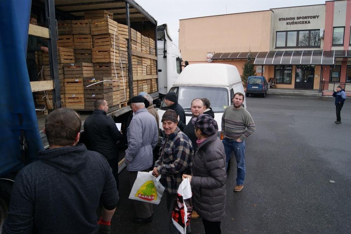 Ciężarówka pełna darmowych jabłek już w Kędzierzynie-Koźlu. Chętnych nie brakuje. ZDJĘCIA