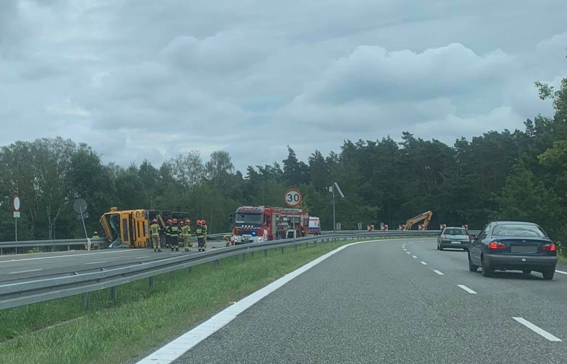 Ciężarówka przewróciła się na ostrym zakręcie. Utrudnienia na obwodnicy Kędzierzyna-Koźla