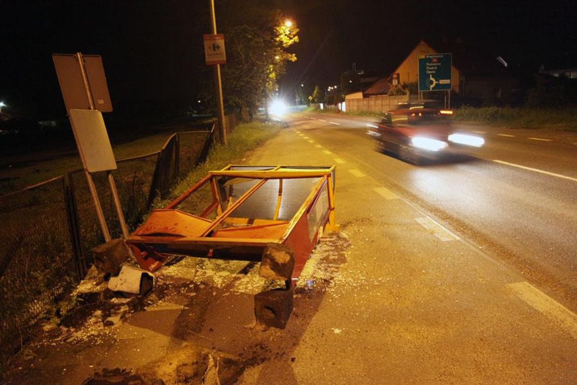 Ciężarówka "skasowała" przystanek. Wieczorne zdarzenie na Gliwickiej