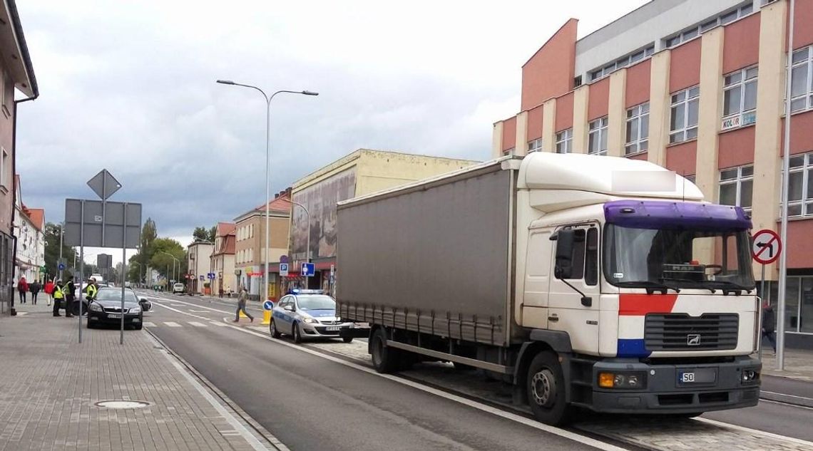 Ciężarówka uderzyła w osobówkę. Kolizja na skrzyżowaniu alei Jana Pawła II z ulicą Głowackiego