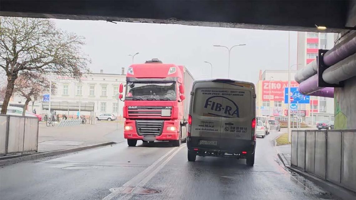 Ciężarówka uderzyła w wiadukt kolejowy, a potem w auto stojące za nią. Policjanci ukarali kierowcę