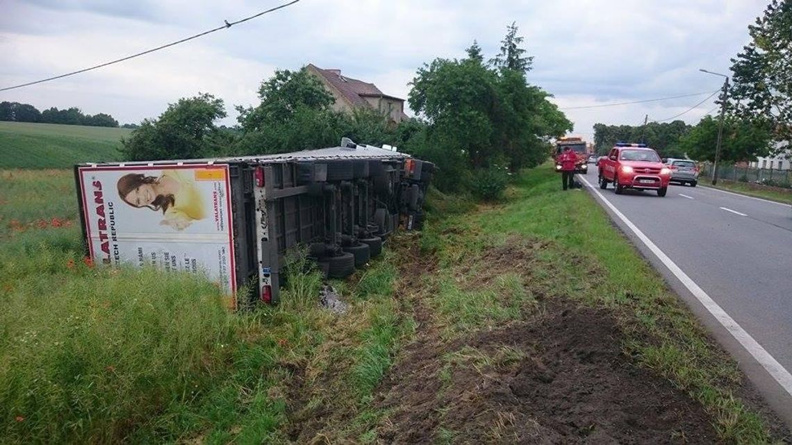 Ciężarówka w rowie na DK nr 45. Kierowca prawdopodobnie zasnął. ZDJĘCIA