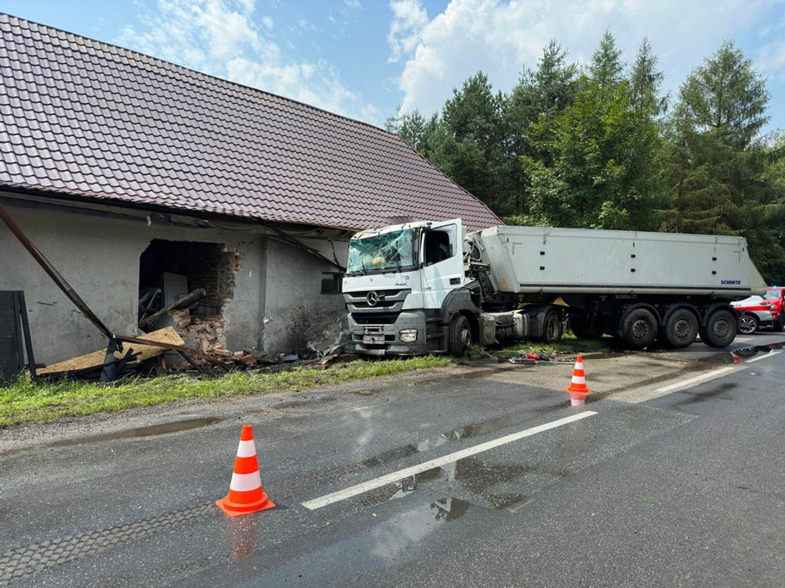 Ciężarówka wjechała w dom! Ściana częściowo się zawaliła. Trwa akcja ratunkowa. Droga wojewódzka całkowicie zablokowana