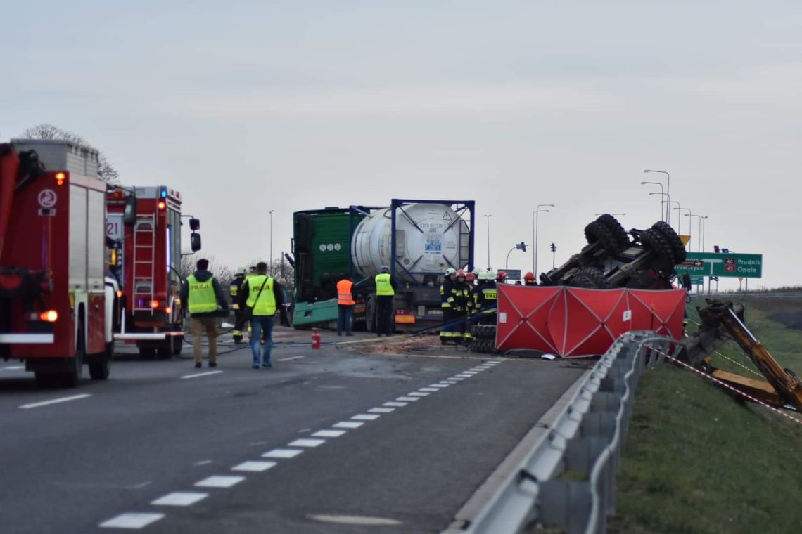 Ciężarówka wjechała w tył koparki. Młody mężczyzna zginął na miejscu