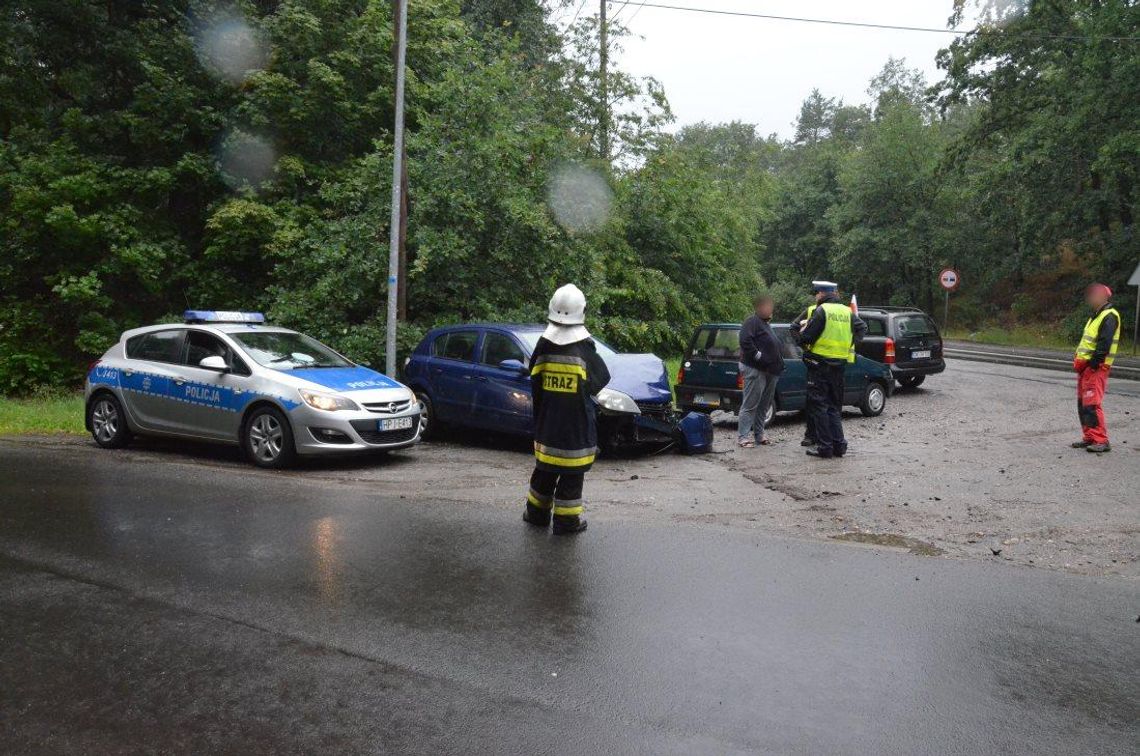 Ciężarówka zderzyła się z osobowym oplem. Matka z dzieckiem trafili do szpitala. ZDJĘCIA