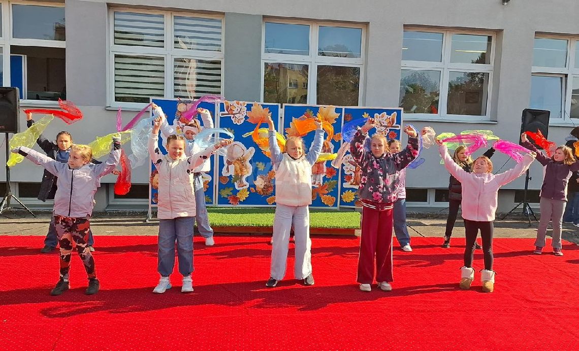 Ciężarówki, słodkości i rodzinny klimat. W PSP nr 19 odbył się jesienny festyn