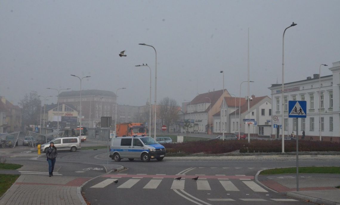 Ciężka noc i poranek w Kędzierzynie-Koźlu. Nad miastem wisi chmura smogu