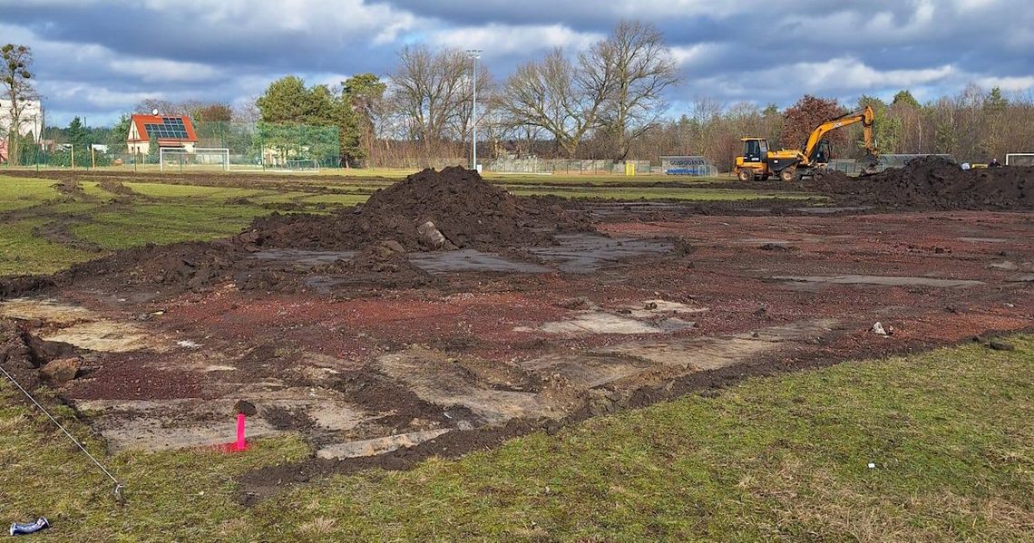 Ciężki sprzęt wjechał na stadion w Blachowni. Ruszyła budowa boiska ze sztuczną nawierzchnią