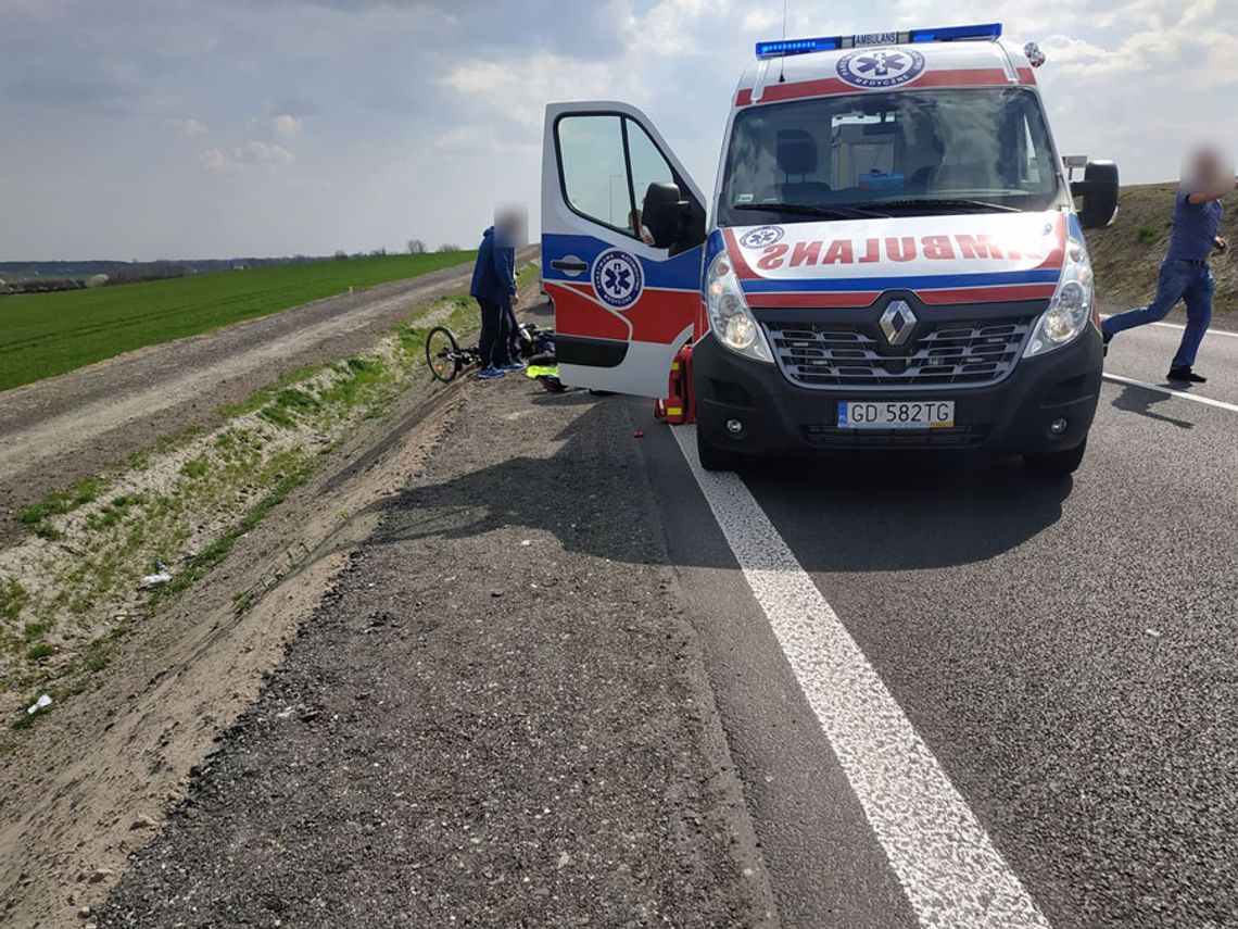 Ciężko ranny mężczyzna leżał przy drodze. Policjanci proszą o pomoc w ustaleniu szczegółów wypadku