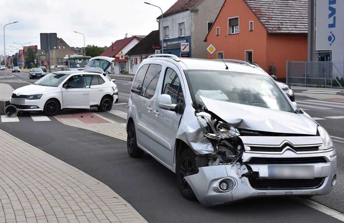 Citroen wjechał w skodę przed pasami. Jedna osoba zabrana do szpitala