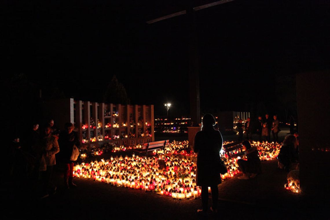 Cmentarz Kuźniczka nocą. ZDJĘCIA