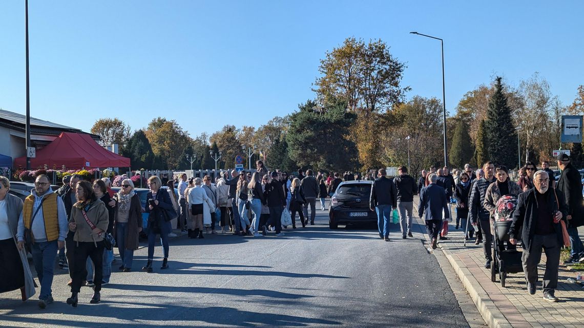 Na największym cmentarzu w Kędzierzynie-Koźlu od rana tłumy odwiedzających. Uroczystość Wszystkich Świętych