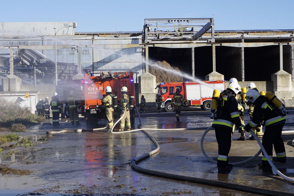 Ćwiczenia pożarowe w zakładzie. Ponad stu strażaków wzięło udział w manewrach w Pawłowiczkach Ćwiczenia pożarowe w zakładzie. Ponad stu strażaków wzięło udział w manewrach w Pawłowiczkach