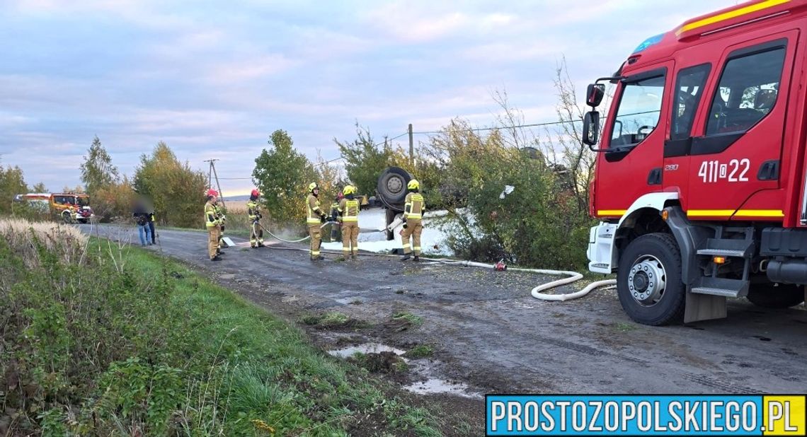 Cysterna z olejem napędowym wypadła z drogi. Interweniowała grupa chemiczna z Kędzierzyna-Koźla