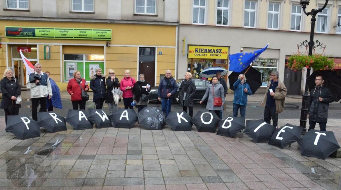 "Czarny wtorek" w Kędzierzynie-Koźlu. Manifestacja w obronie praw kobiet na rynku. ZDJĘCIA