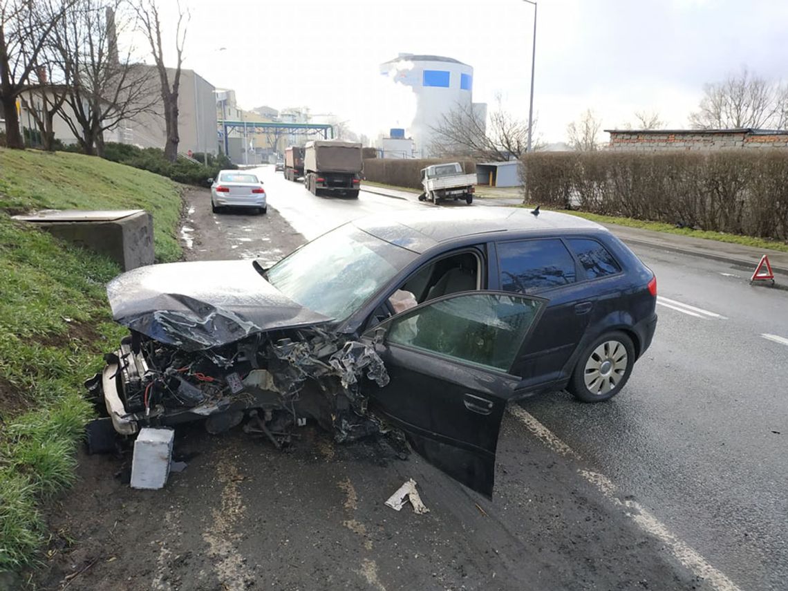 Czołowe zderzenie audi z dostawczakiem na drodze krajowej. Trzy osoby w szpitalu