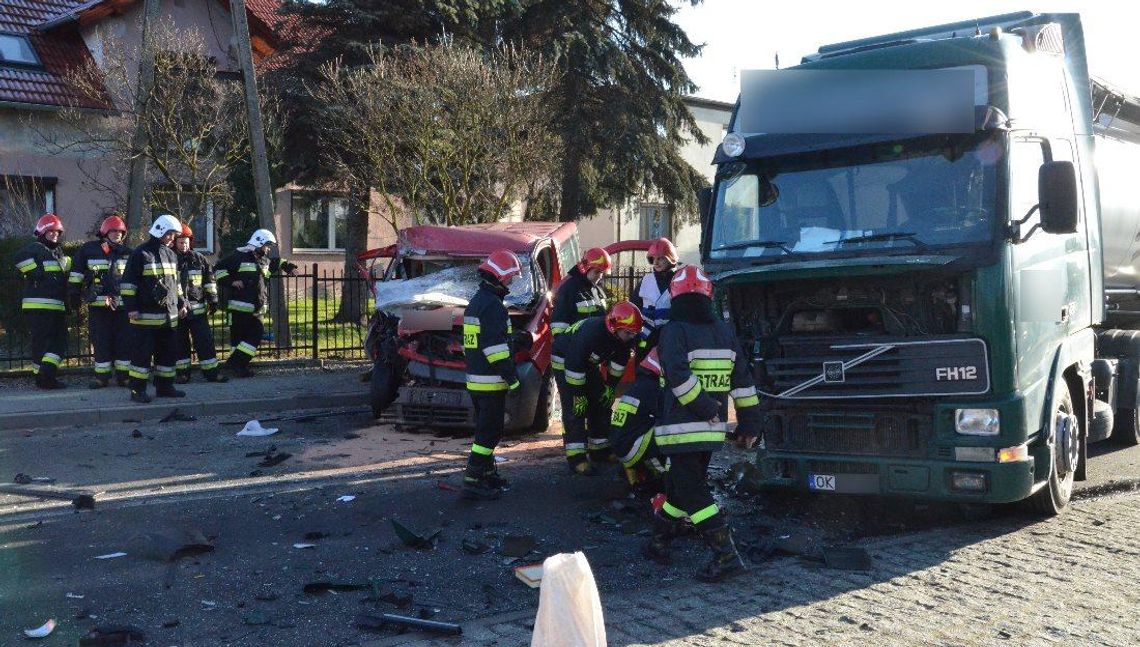 Czołowe zderzenie autocysterny z busem. Strażacy wycinali uwięzionego w pojeździe kierowcę. ZDJĘCIA