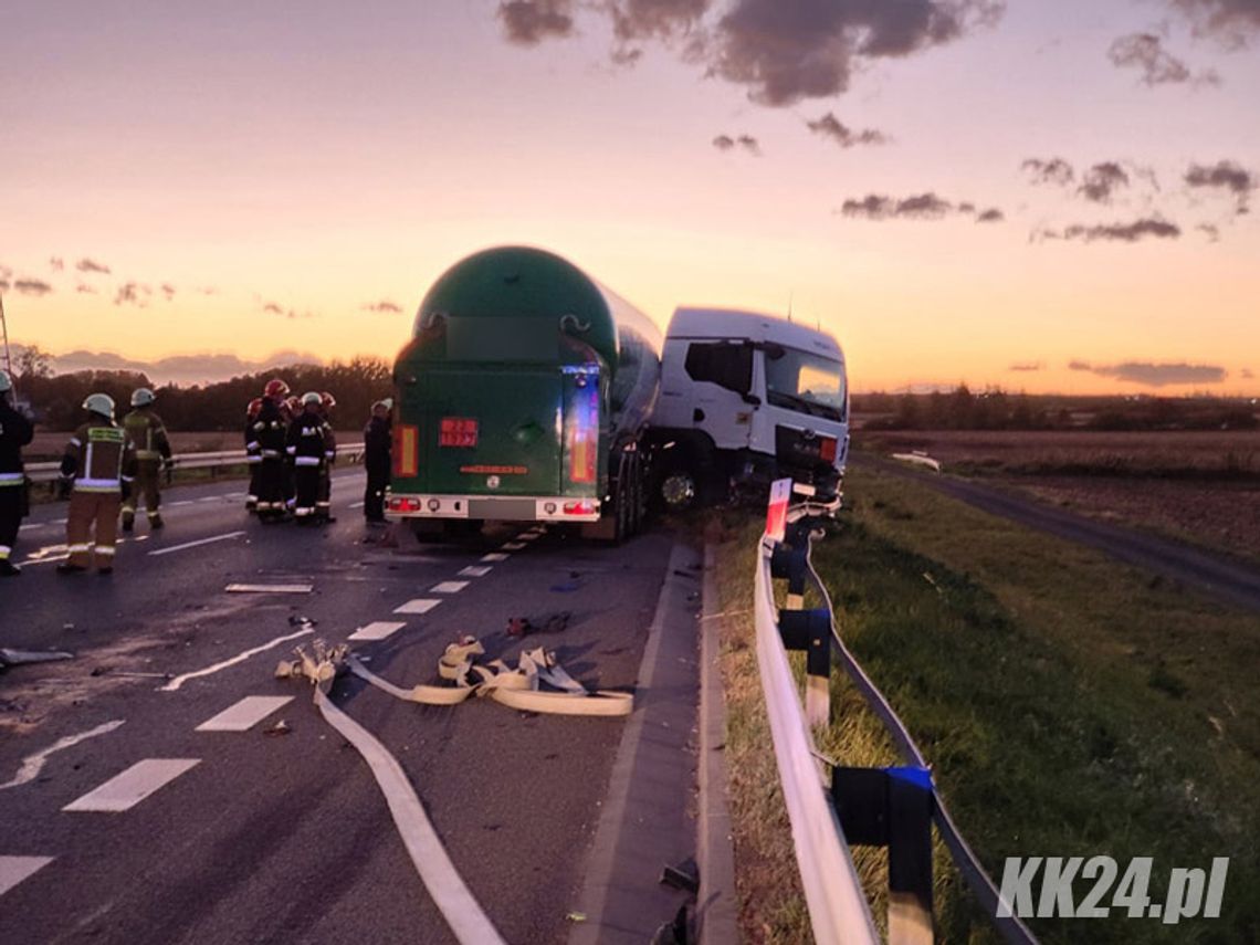 Czołowe zderzenie autocysterny z osobówką na obwodnicy. Droga jest całkowicie zablokowana