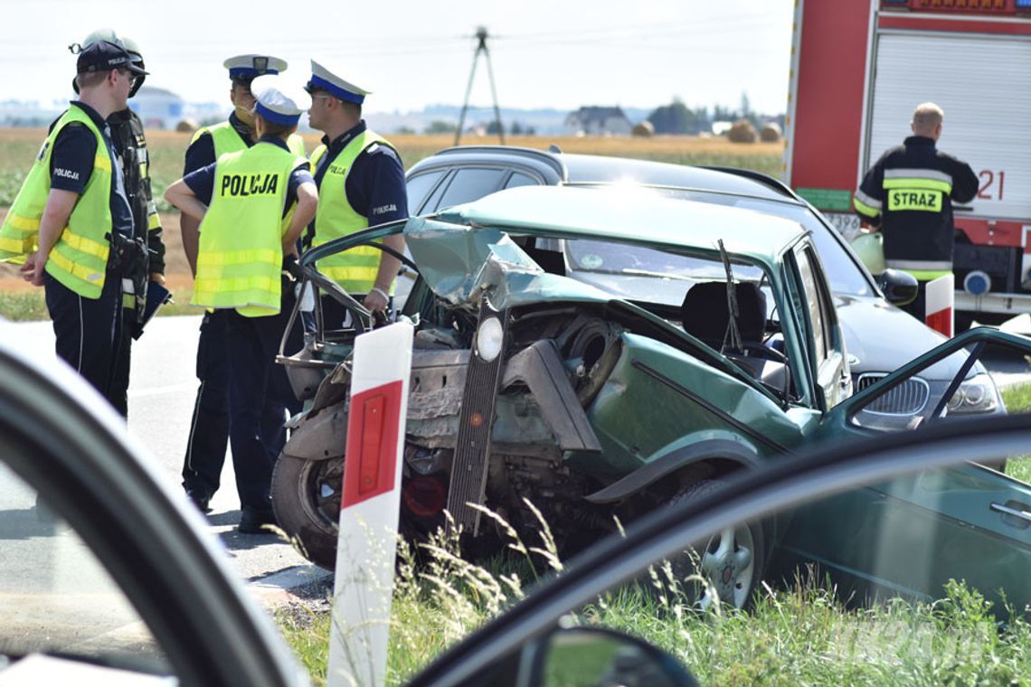 Czołowe zderzenie BMW z volkswagenem na drodze krajowej. Ranna kobieta zabrana do szpitala