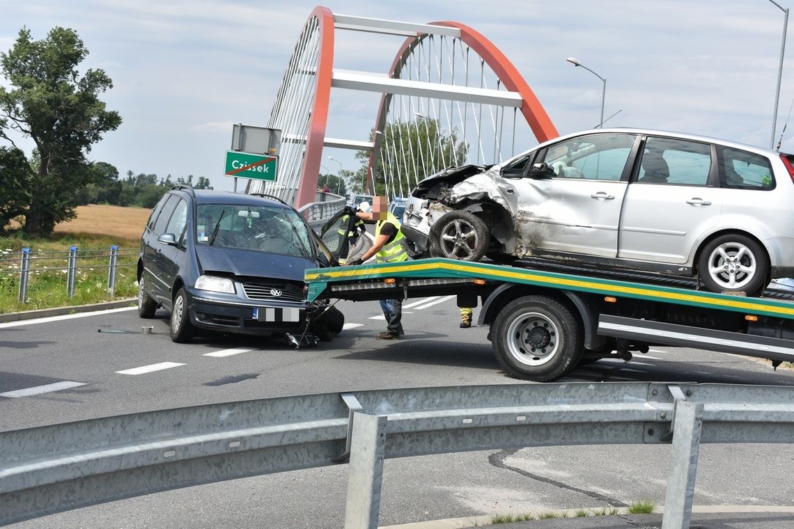 Czołowe zderzenie dwóch osobówek na moście między Bierawą a Ciskiem. Na miejscu policja i straż pożarna