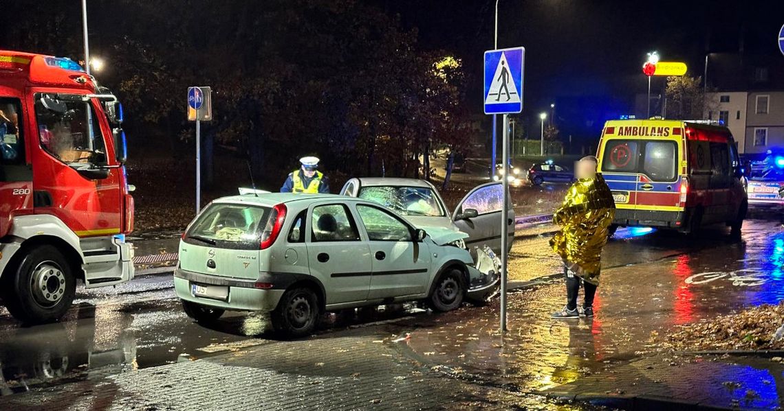 Czołowe zderzenie dwóch osobówek na ulicy Miłej. Na miejscu wszystkie służby, droga jest zablokowana