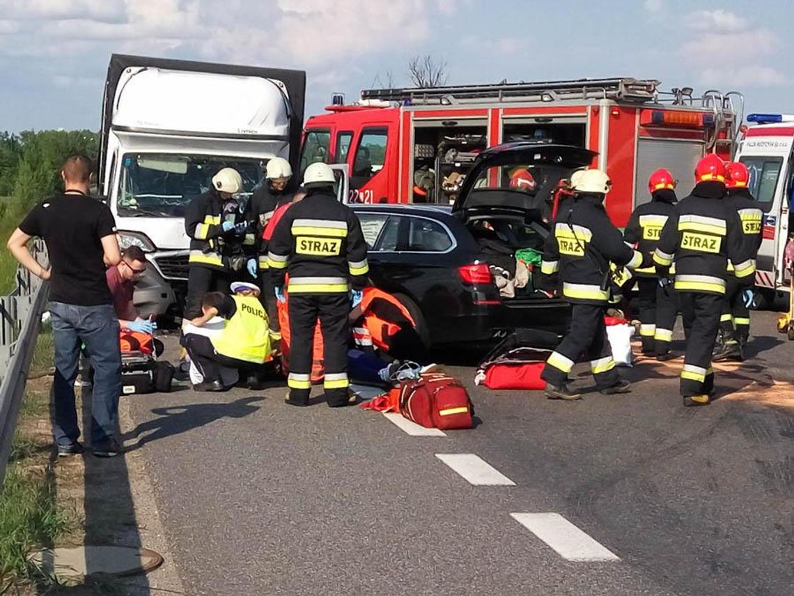 Czołowe zderzenie na obwodnicy Kędzierzyna-Koźla. Droga jest całkowicie zablokowana