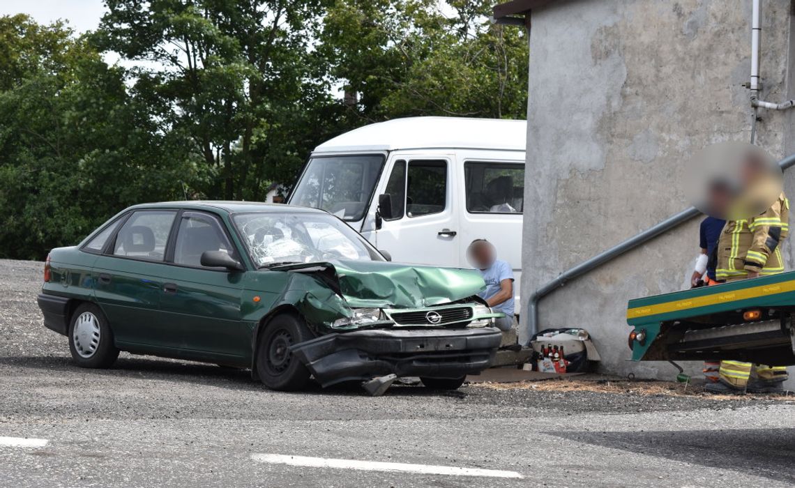 Czołowe zderzenie opla z audi na krajowej 45. Sprawca najprawdopodobniej zasnął za kierownicą