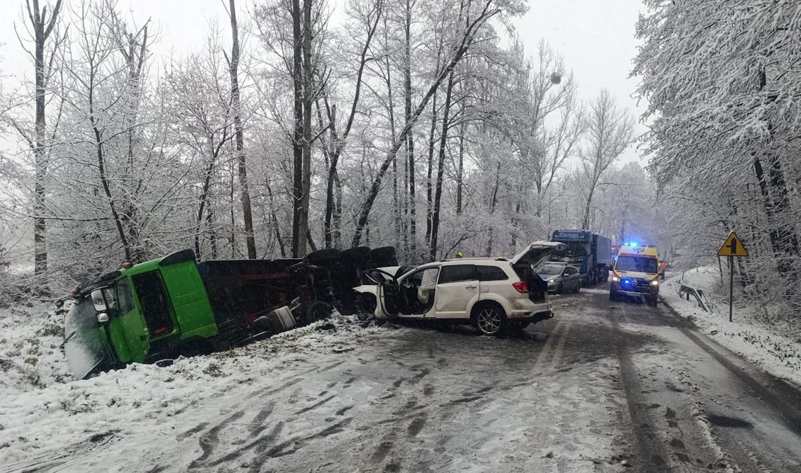Czołowe zderzenie osobowego fiata i ciężarówki. Zablokowana droga między Starym Koźlem i Bierawą
