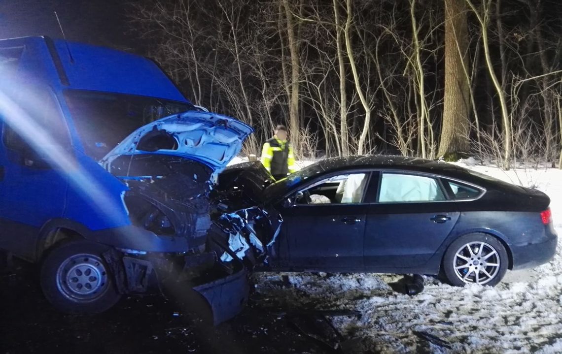 Czołowe zderzenie osobówki i busa na drodze wojewódzkiej nr 408