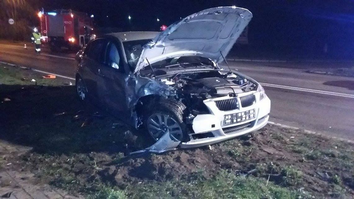 Czołówka na al. Jana Pawła II. BMW zderzyło się z fordem. ZDJĘCIA