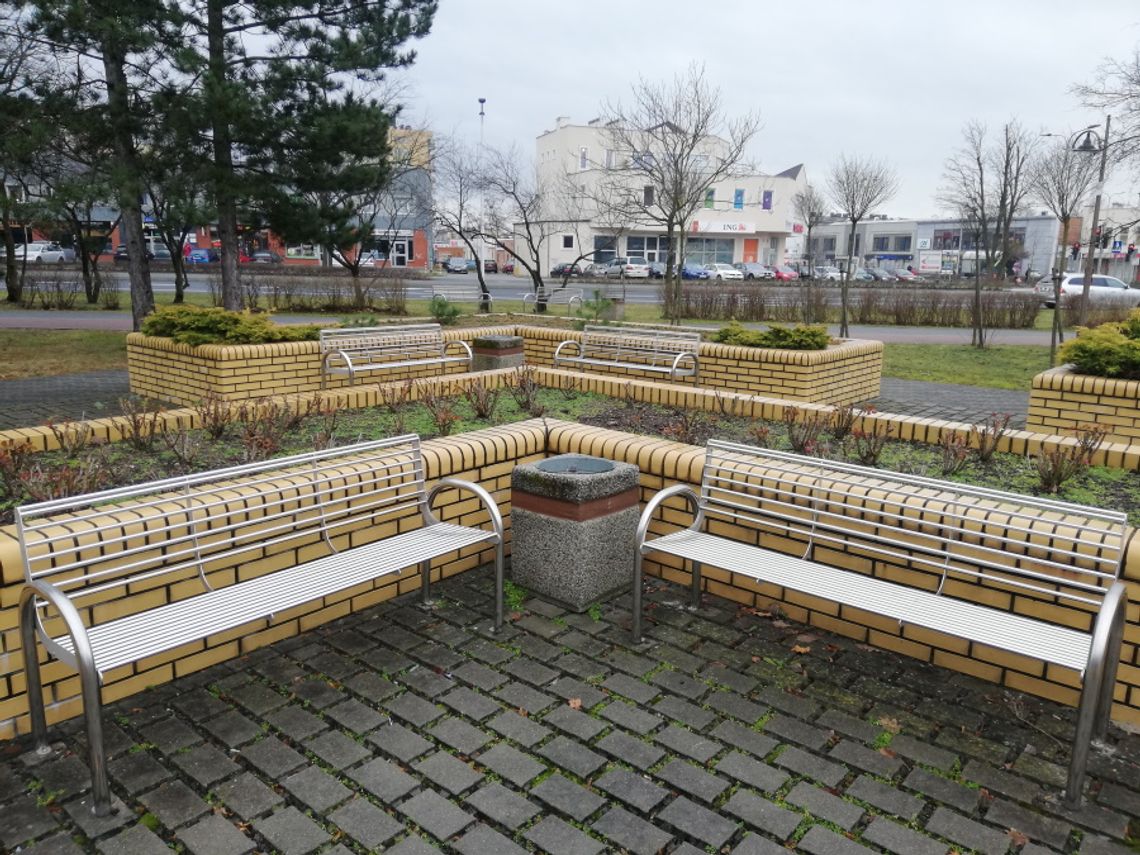 Czterdzieści nowych ławek zamontowano na placu Młodzieży w Śródmieściu. Wymieniono też oświetlenie i monitoring