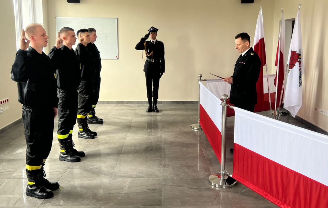 Czterech nowych funkcjonariuszy w szeregach naszej straży pożarnej. Uroczystość w komendzie powiatowej
