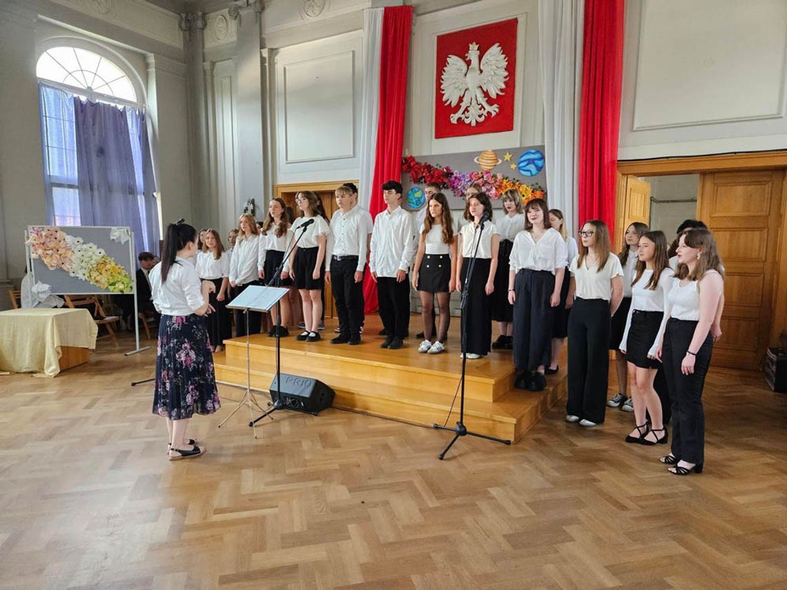 Cztery tysiące uczniów odebrało świadectwa w kędzierzyńsko-kozielskich szkołach średnich i rozpoczęło wakacje