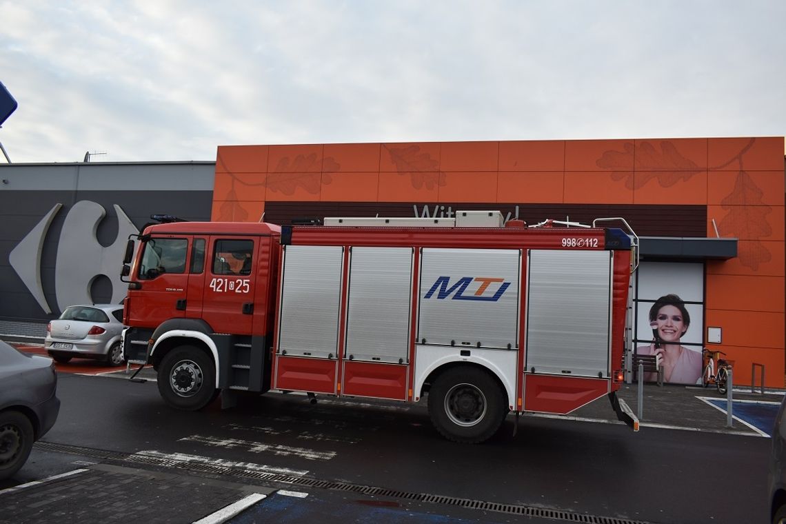 Cztery zastępy straży pożarnej pod Carrefourem. Na szczęście alarm okazał się fałszywy