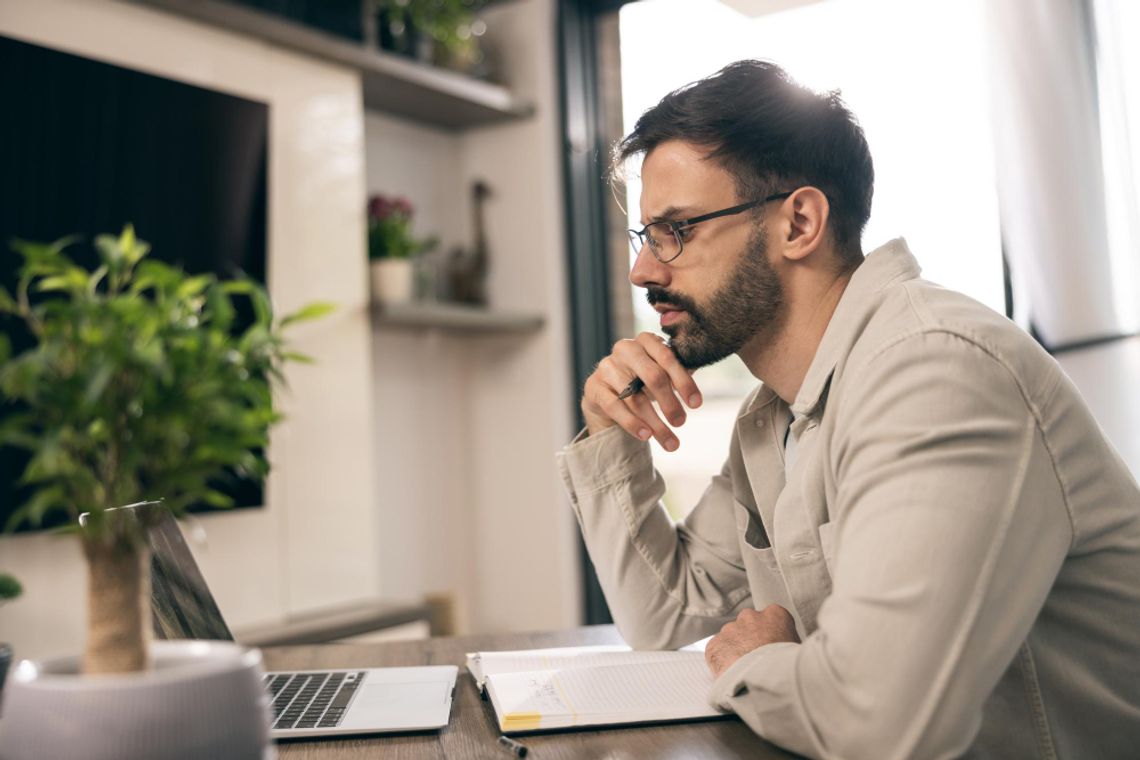 Czy warto wybrać okulary z antyrefleksem?